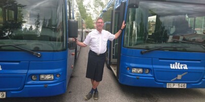 image: Bussjåføren Göran får ikke lov å gå i shorts på jobb. Det løste han slik
